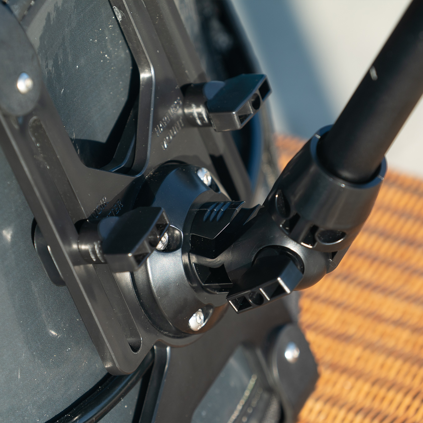 The Harness Mount noirmatter